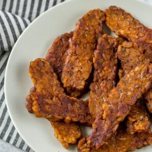 Σπιτικό Τέμπε Μπέικον (8 Συστατικά) 7 Η παρασκευή μπέικον τέμπε στο σπίτι είναι πανεύκολη και απαιτεί μόλις 8 υλικά! Απλά ανακατέψτε τα όλα μαζί, μαρινάρετε για λίγο και μαγειρέψτε το μέχρι να γίνει τέλειο. Αυτή είναι η ιδανική προσθήκη γεμάτη πρωτεΐνη για το επόμενο πρωινό σας! #τέμπε #μπέικον #vegan #πρωτεΐνη #εύκολο #8υλικά #πρέπειναδοκιμάσεις #σπιτικό #veganπρωινό #veganσυνοδευτικό #veganμπέικον #μπέικοντέμπε #πωςνατοκάνεις #αλάθητο #εύκολο