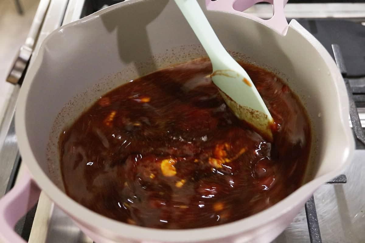 παρασκευή vegan σάλτσας μπάρμπεκιου σε ανοιχτή μωβ κατσαρόλα