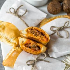 Μια vegan εκδοχή ενός δημοφιλούς κατεψυγμένου πιάτου, χωρίς όλα τα περίεργα συστατικά. Για αυτή τη συνταγή χρειάζεστε μόνο ΤΕΣΣΕΡΑ συστατικά—έτοιμη ζύμη, κεφτεδάκια, τυρί μοτσαρέλα και σάλτσα μαρινάρα. Είναι τέλεια για το σχολείο ή τη δουλειά, τα παιδιά θα τα λατρέψουν ΚΑΙ θα σας ταξιδέψουν πίσω στην παιδική σας ηλικία. #vegan #hotpockets #homemade #healthier #easy #4ingredients #fooldproof #kids #vegankids #veganschool #veganlunchbox #workmeal #lunchbox #childhood