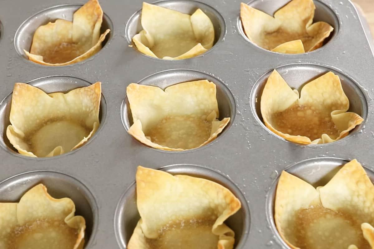 Βήμα προς βήμα: φύλλα wonton σε θήκη για cupcake μετά το ψήσιμο