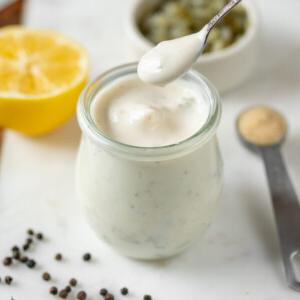 Μια σπιτική vegan ταρτάρ σος που απαιτεί μόλις 5 απλά υλικά και είναι εύκολη στην παρασκευή. Μας αρέσει να τη σερβίρουμε μαζί με τους vegan καβουροκεφτέδες, τα μανιτάρια καλαμάρια, σε σάντουιτς, ακόμα και με τηγανητές πατάτες! #veganmayo #holiday #tartarsauce #relish #lemon #homemade #veganized #5ingredients #howto #musttry #appetizer #side #dip #spread #sauce