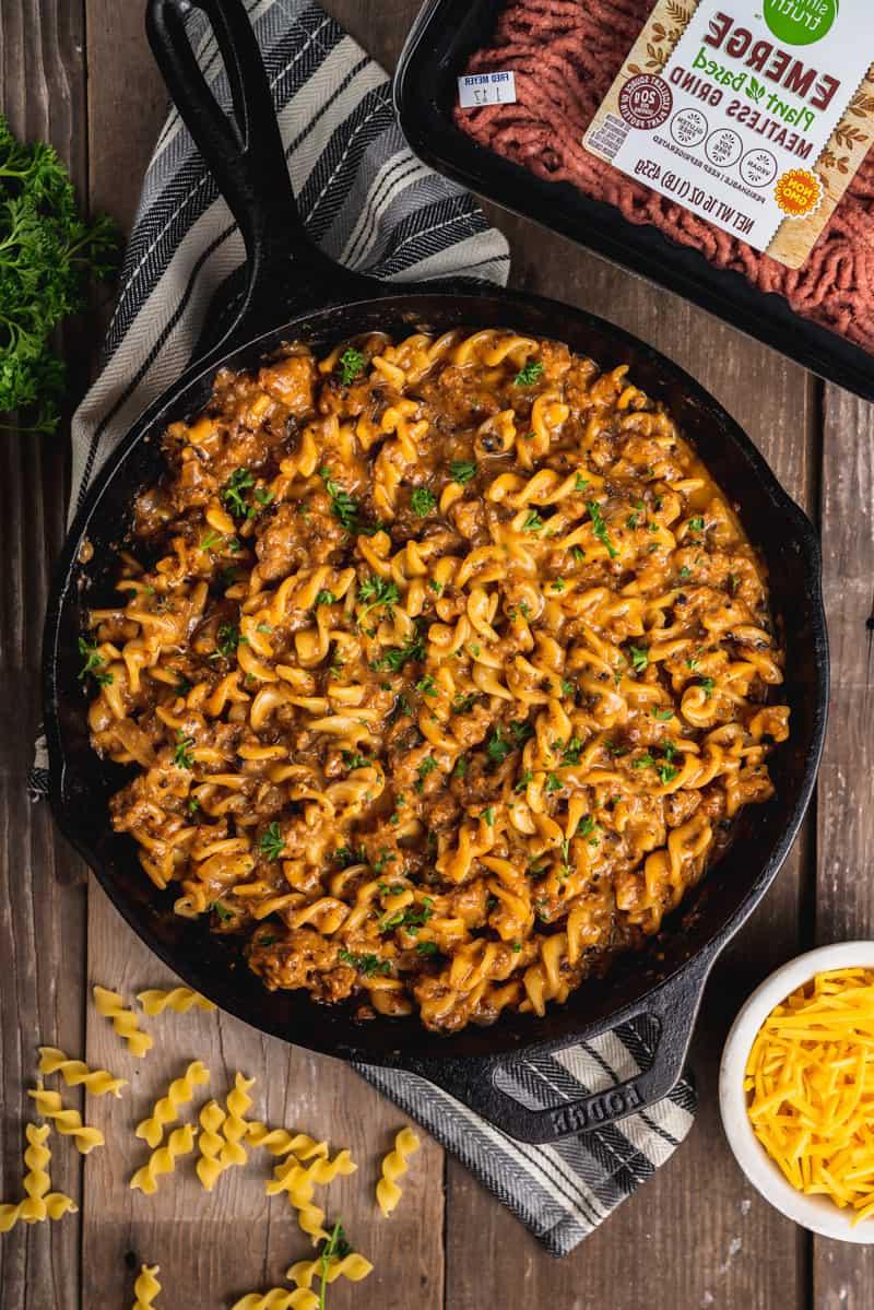 Όψη από πάνω: μονοκάτσαρο βίγκαν Hamburger Helper σε μαντεμένιο τηγάνι