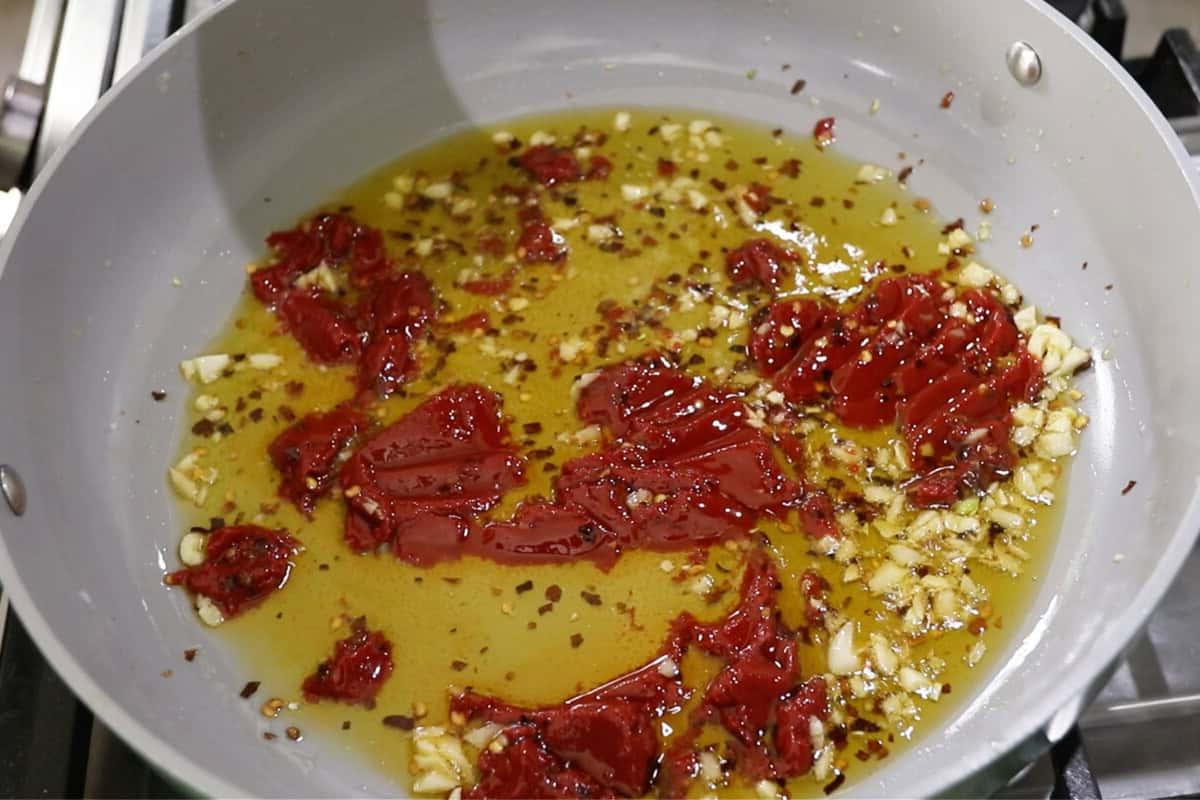 Πώς να φτιάξετε Πέννες Αραμπιάτα (Πικάντικα Μακαρόνια με Ντομάτα)