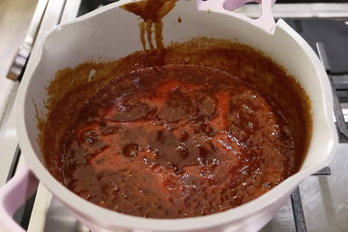 παρασκευή vegan σάλτσας μπάρμπεκιου σε ανοιχτή μωβ κατσαρόλα