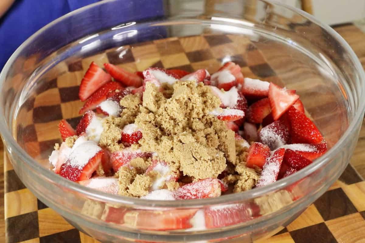 Βέγκαν Κραμπλ Φράουλας και Ραβεντιού 8 making of filling for strawberry rhubarb crisp in large glass bowl