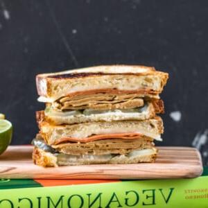 Φωτογραφία ενός ζεστού, χρυσαφένιου vegan κουβανέζικου σάντουιτς