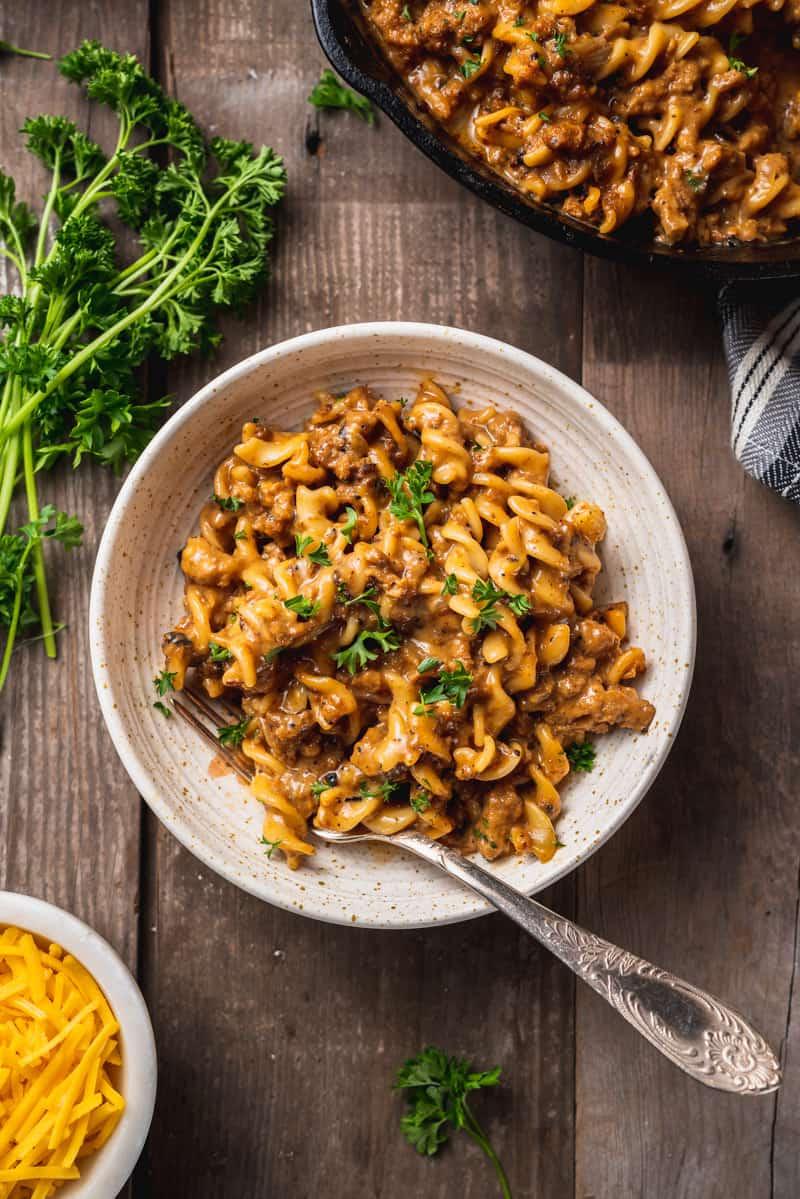 Όψη από πάνω: μονοκάτσαρο βίγκαν Hamburger Helper σε μπολ με πιρούνι