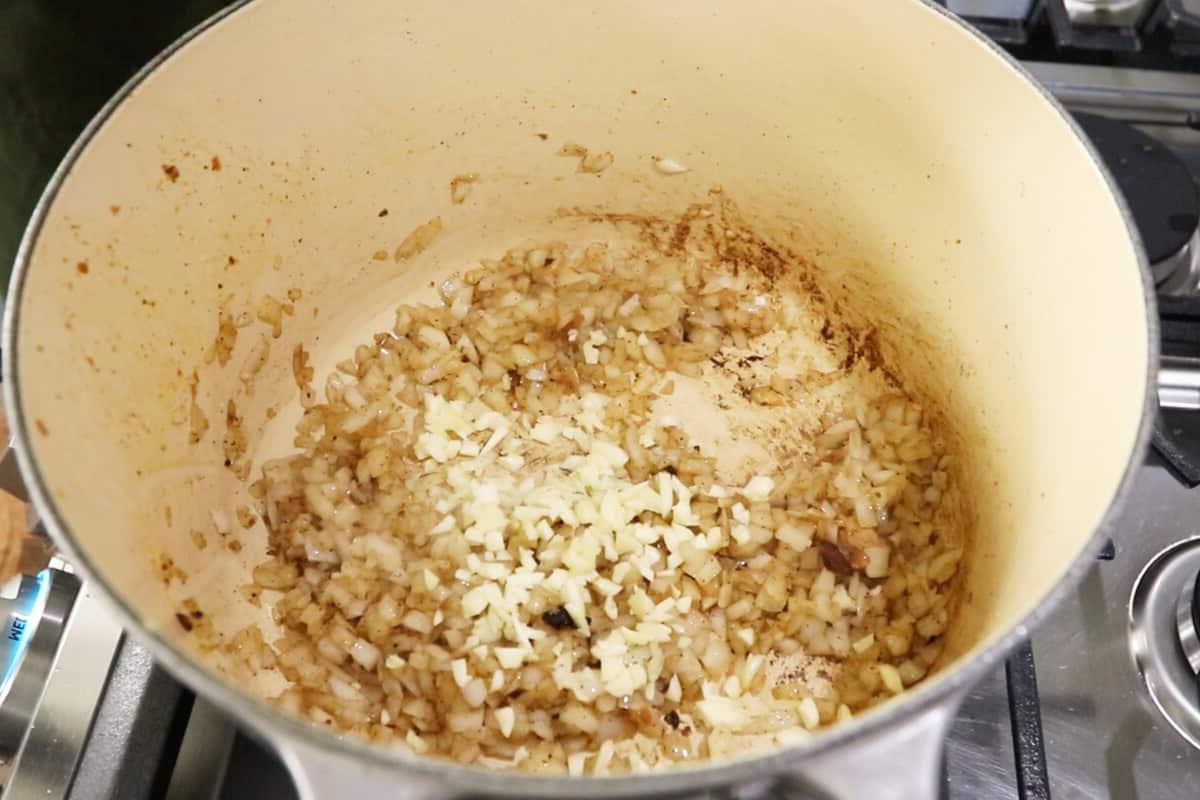 Πώς να φτιάξετε κρεμώδη βίγκαν ζυμαρικά κάτζουν με βίγκαν κοτόπουλο σε Ολλανδική γάστρα