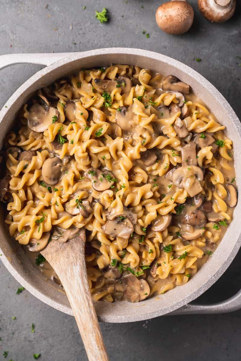 Vegan Μανιταρόσουπα Stroganoff μονοκάτσαρο με κουτάλι και κατσαρόλα.