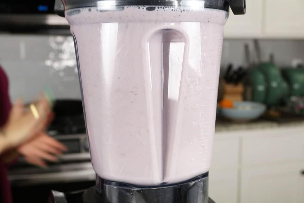 Ούμπε Ορτσάτα (Βίγκαν) 9 making ube horchata in vitamix blender