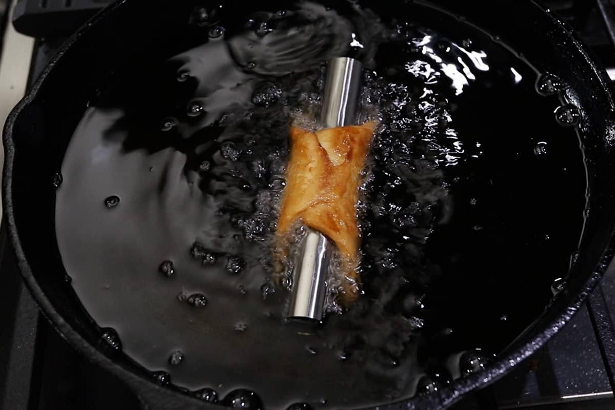 Οριζόντια φωτογραφία βήμα προς βήμα Vegan Κανόλι με σοκολάτα και φυστίκια σε λευκό πιάτο