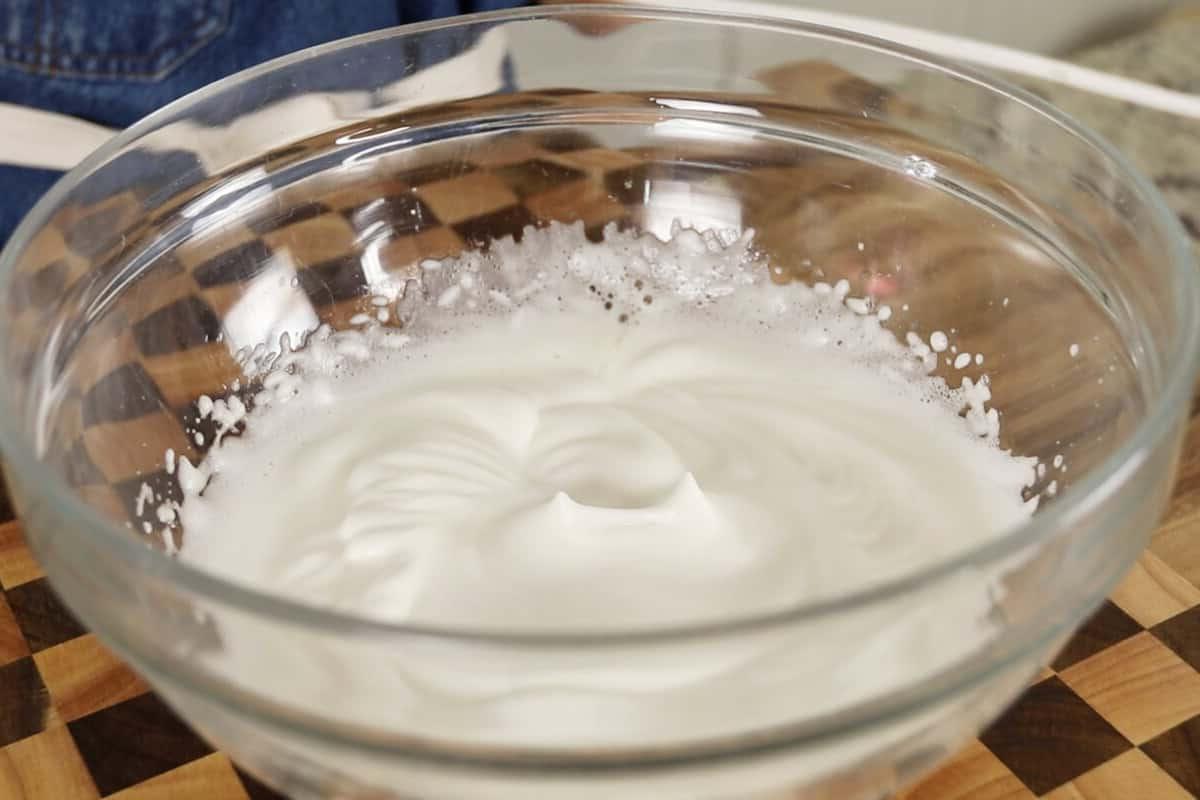 Βήμα-βήμα: Χτυπημένο aquafaba σε μπολ