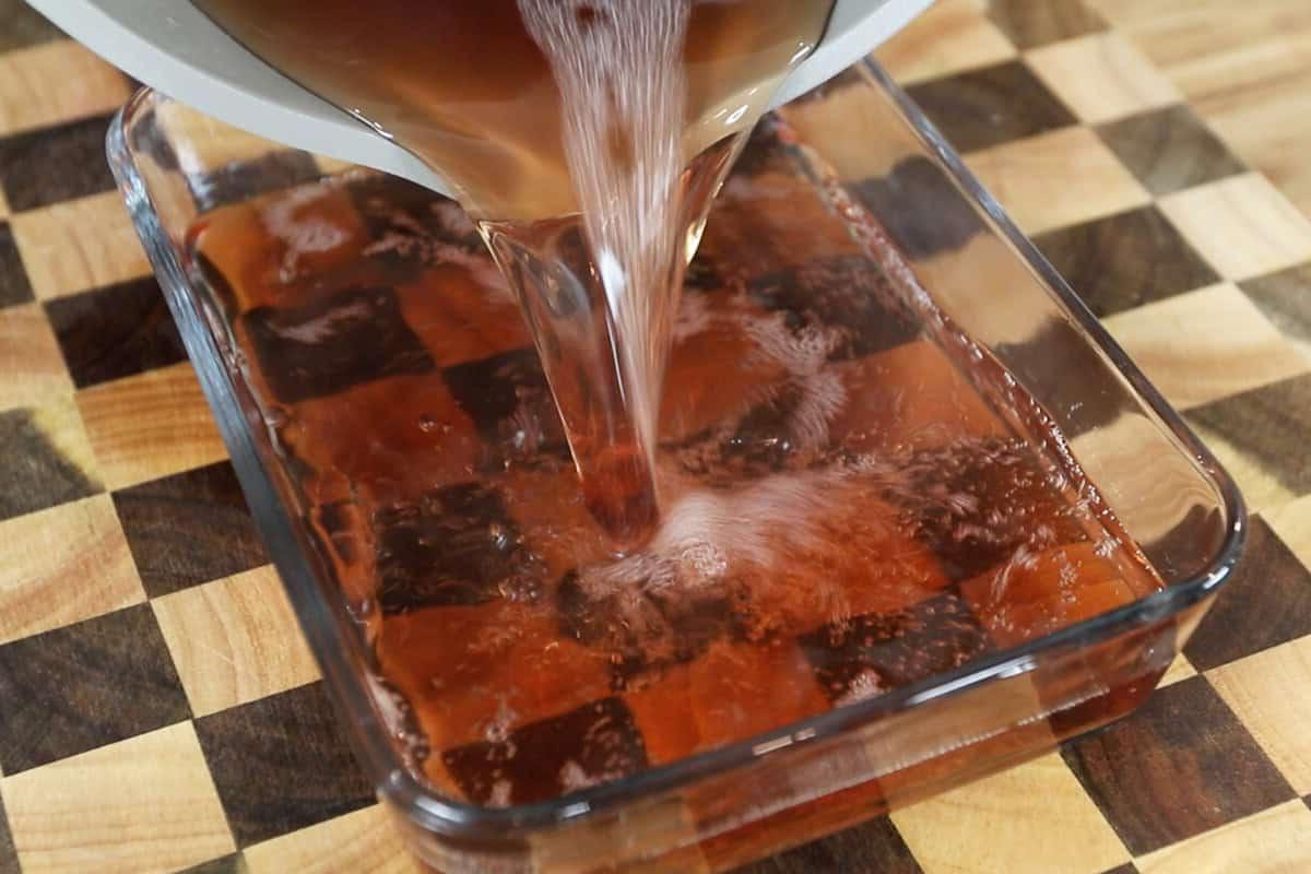Ρίξιμο υγρού ζελέ σε δοχείο πριν την πήξη