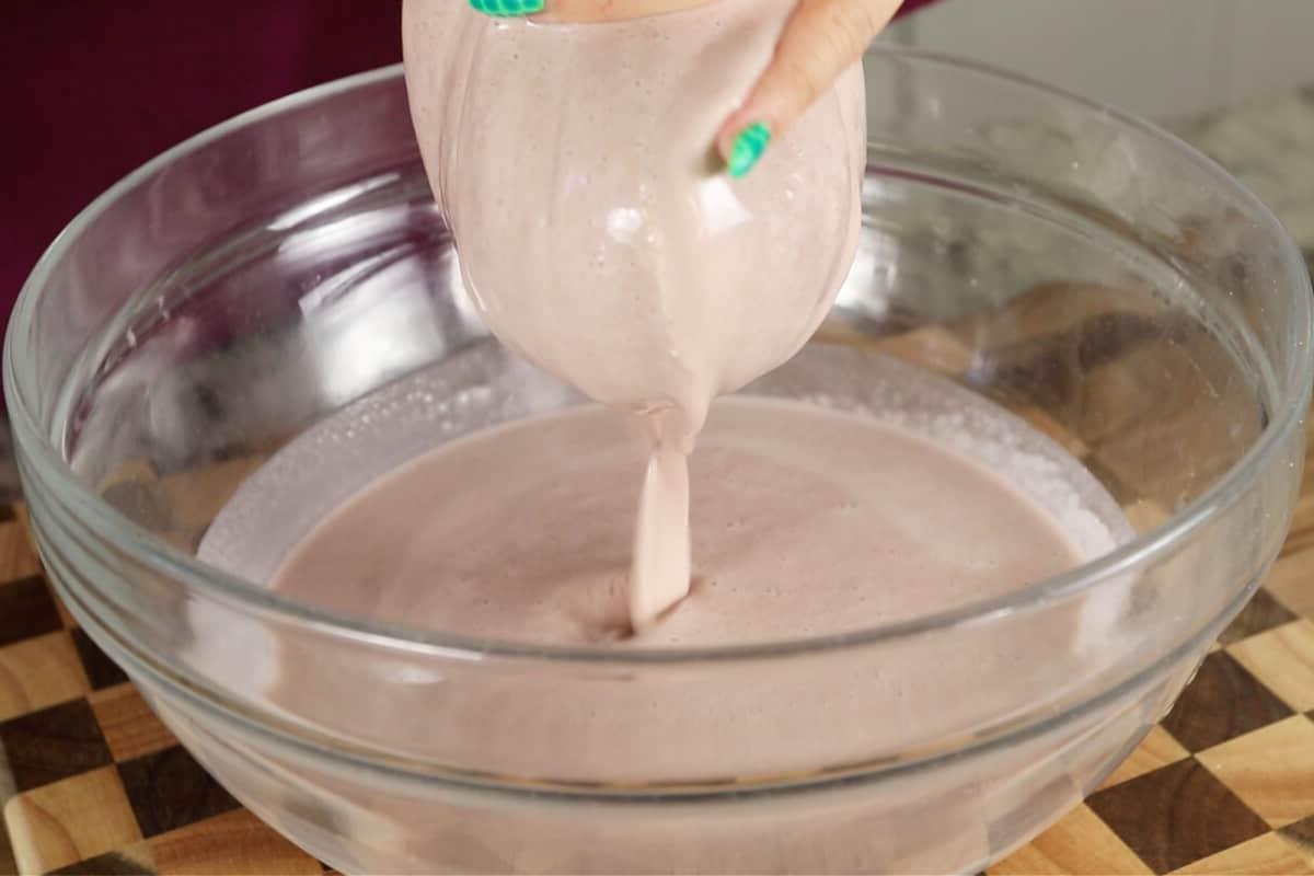 Ούμπε Ορτσάτα (Βίγκαν) 10 straining ube horchata mixture into glass bowl