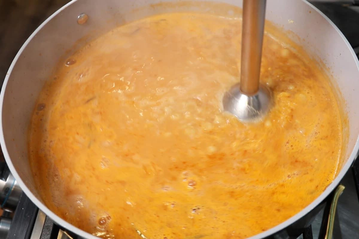Χρήση ραβδομπλέντερ για ανάμειξη Pasta e Ceci