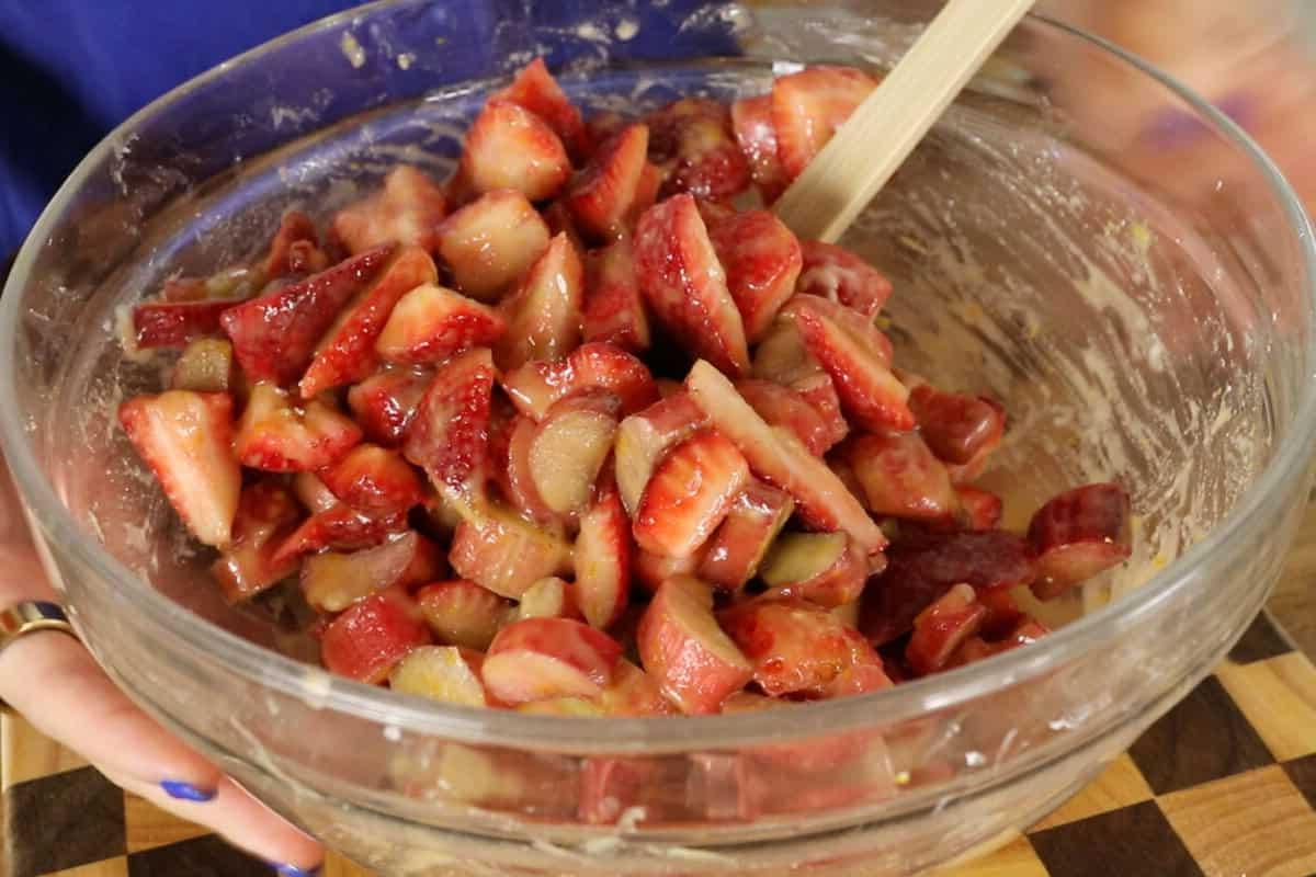 Βέγκαν Κραμπλ Φράουλας και Ραβεντιού 10 making of filling for strawberry rhubarb crisp in large glass bowl